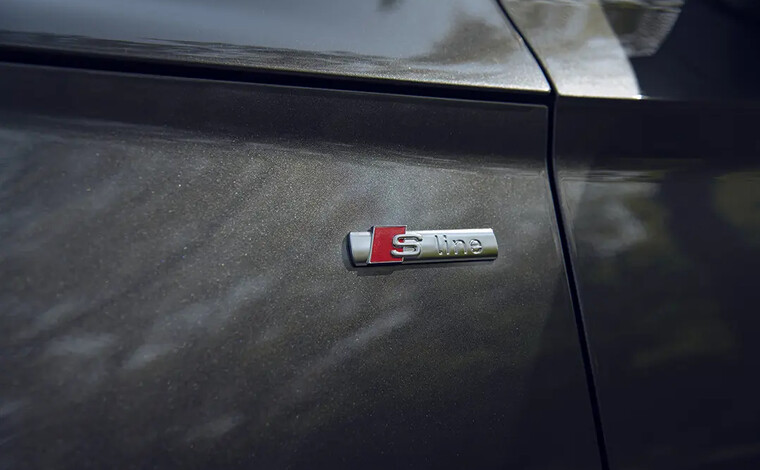 Светодиодные фонари с динамическими указателями поворота придают Audi Q5L стильный и современный вид.