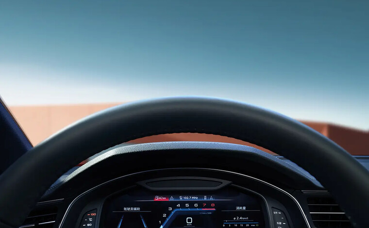 Панель приборов объединяет в себе современные технологии и позволяет водителю индивидуально настроить интерфейс под свои предпочтения, чтобы обеспечить максимальный комфорт и безопасность во время вождения.