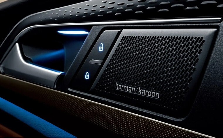Каждая ваша поездка на автомобиле станет настоящим музыкальным праздником благодаря системе Harman Kardon. Погрузитесь в атмосферу драйва и комфорта, наслаждайтесь восхитительным звучанием и создавайте свои незабываемые моменты.