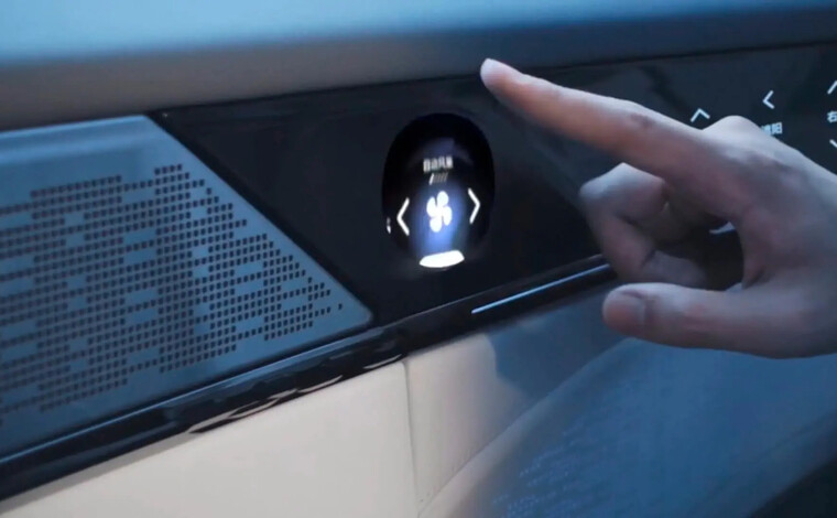 Управление многими функциями реализовано при помощи сенсорных кнопок и экранов. Всем своим наполнением минивэн демонстрирует пассажирам, что погружает их в мир будущего с новым уровнем комфорта.