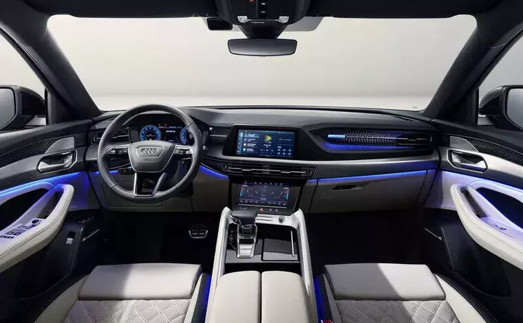 Тщательно продуманная передняя панель, объединяющая приборы и экраны, удобно развернута к водителю и создает чувство контроля и комфорта за рулем автомобиля.