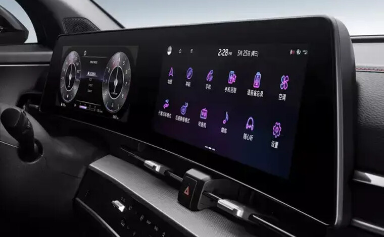 Панорамный дисплей включает в себя два 12,3” HD экрана: цифровой панели приборов и мультимедиа системы. Интуитивно понятная графика и сенсорное управление обеспечивают водителю максимальный комфорт.