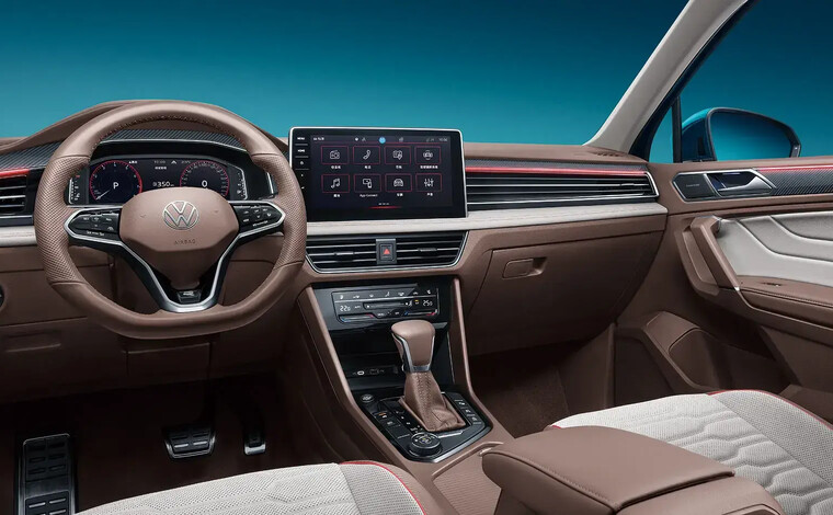 Одна из самых впечатляющих опций в Volkswagen Tiguan L - система фоновой подсветки салона с 30-ю цветами на выбор. Ненавязчивый светодиодная подсветка подчеркивает линии интерьера и позволяет настроить освещение под ваше актуальное настроение.