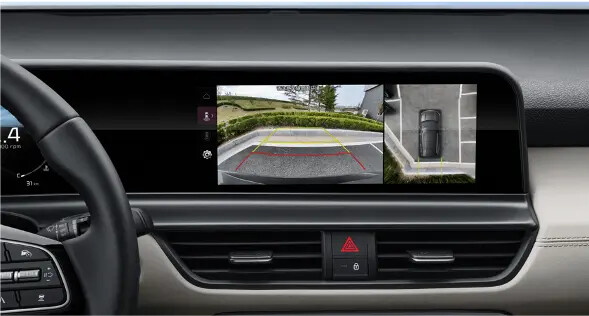 Камеры и датчики парковки информируют водителя о препятствиях, окружающих автомобиль.