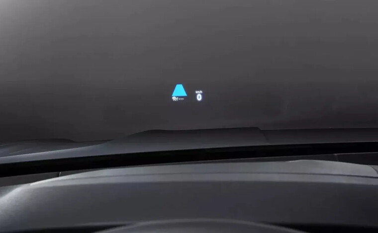Дисплей дополненной реальности AR HUD проецирует важную информацию на лобовое стекло и отображает ее динамически для визуального комфорта водителя.