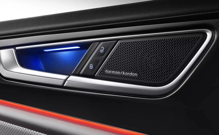 Благодаря установленной в автомобиле аудиосистеме премиум-класса Harman Kardon с 12 динамиками, расположенными по периметру автомобиля, Volkswagen Teramont X обеcпечит полное эмоциональное погружение в прослушивание любимых композиций.