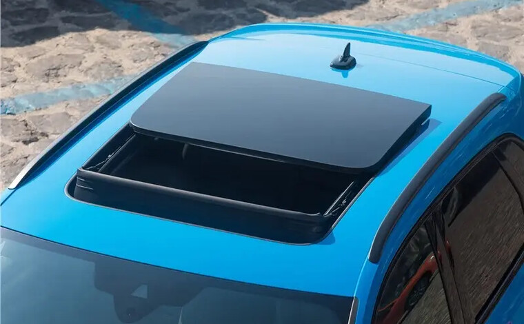 Панорамная крыша наполнит пространство салона светом и поднимет настроение всем пассажирам в автомобиле Audi Q3.